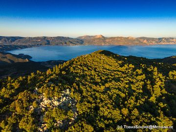 The Chelona lava dome and the gulf of Epidavros in Greece (Photo: Tobias Schorr)