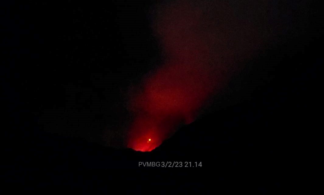 Bromo volcano (East Java, Indonesia): increasing activity, glowing steam visible at night, alert status raised to Level 2