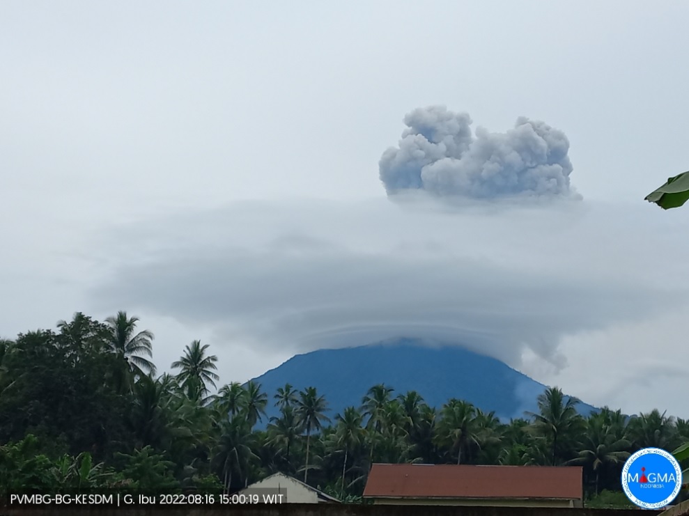 Ibu volcano (Halmahera, Indonesia): vigorous eruption yesterday