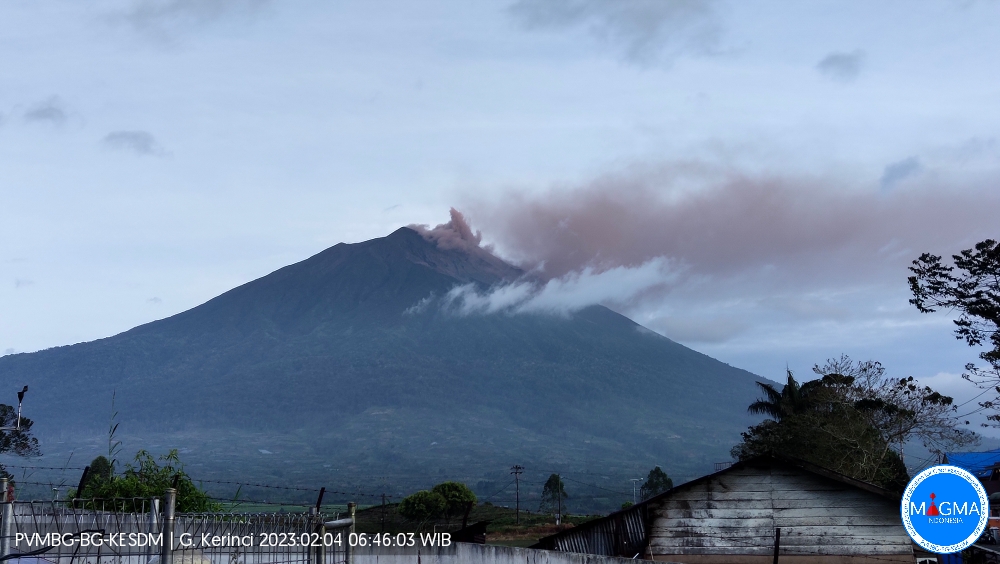 Kerinci volcano (Sumatra, Indonesia): explosive activity continues